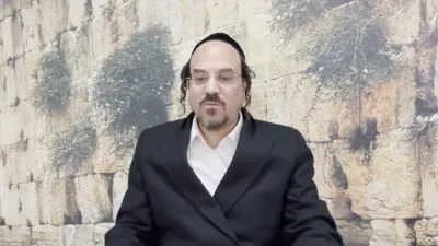 א הערליכע מעשה די ספר תורה וואס הגר"א פאם זצ"ל האט געטאנצט שמחת תורה - דורך הרב אליהו שווארץ ביים שיעור פון עמוד היומי דרשו - פסחים דף כ'