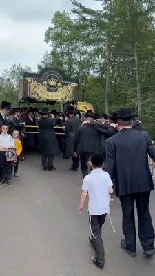 פרישע הערליכע ווידיאוס פון הכנסת ס"ת אין נייע סקווירא שטעטל אין סוואן לעיק