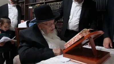 ראש הישיבה הגרמ"צ בערגמאן שליט"א ביי תפילת יום כיפור קטן ער"ח אלול (מוקדם)