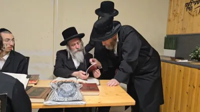 הרב עזרא פריעדלענדער  בן  כ"ק אדמו"ר מליסקא שליט"א  מיט  גדולי ישראל  אין אייראפע