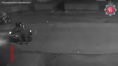 א בראווער מאן קריגט זיך מיט באוואפנטע מאטאר ביציקל דרייווערס