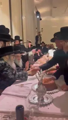 ווידעא: בר מצוה פון בן הרבני הנגיד ר' ליפא פריעדמאן הי"ו אין די נייע חתונה זאל עטרת מלכה אין קרית יואל בראשות כ"ק אדמו"ר מסאטמאר שליט"א