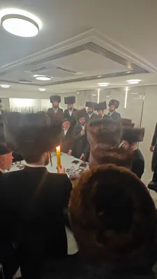 הגה"צ הרב ר' פנחס חיים גרינוואלד שליט"א, רב פאפא מאנסי, מיט א קבוצה פון חסידי פאפא מאנסי, וויילן א שבת קודש אין די הייליגע שטאט ליזענסק 