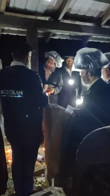 הגה"צ הרב ר' פנחס חיים גרינוואלד שליט"א, רב פאפא מאנסי, מיט א קבוצה פון חסידי פאפא מאנסי, וויילן א שבת קודש אין די הייליגע שטאט ליזענסק 