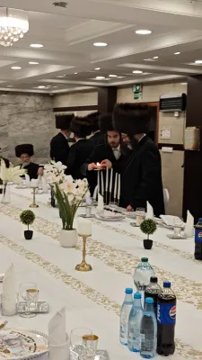 הגה"צ הרב ר' פנחס חיים גרינוואלד שליט"א, רב פאפא מאנסי, מיט א קבוצה פון חסידי פאפא מאנסי, וויילן א שבת קודש אין די הייליגע שטאט ליזענסק 