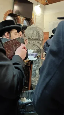 הגה"צ הרב ר' פנחס חיים גרינוואלד שליט"א, רב פאפא מאנסי, מיט א קבוצה פון חסידי פאפא מאנסי, וויילן א שבת קודש אין די הייליגע שטאט ליזענסק 