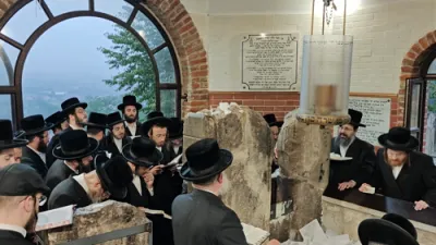 הגה"צ הרב ר' פנחס חיים גרינוואלד שליט"א, רב פאפא מאנסי, מיט א קבוצה פון חסידי פאפא מאנסי, וויילן א שבת קודש אין די הייליגע שטאט ליזענסק 