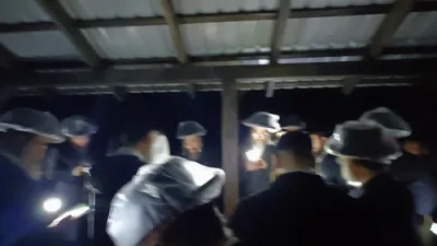 הגה"צ הרב ר' פנחס חיים גרינוואלד שליט"א, רב פאפא מאנסי, מיט א קבוצה פון חסידי פאפא מאנסי, וויילן א שבת קודש אין די הייליגע שטאט ליזענסק 