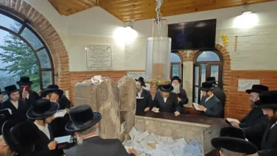 הגה"צ הרב ר' פנחס חיים גרינוואלד שליט"א, רב פאפא מאנסי, מיט א קבוצה פון חסידי פאפא מאנסי, וויילן א שבת קודש אין די הייליגע שטאט ליזענסק 
