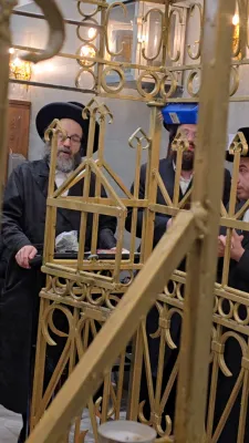 הגה"צ הרב ר' פנחס חיים גרינוואלד שליט"א, רב פאפא מאנסי, מיט א קבוצה פון חסידי פאפא מאנסי, וויילן א שבת קודש אין די הייליגע שטאט ליזענסק 