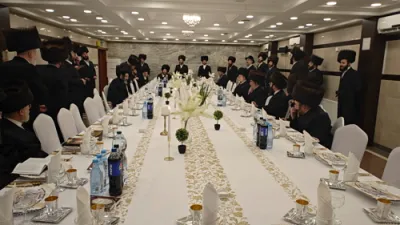 הגה"צ הרב ר' פנחס חיים גרינוואלד שליט"א, רב פאפא מאנסי, מיט א קבוצה פון חסידי פאפא מאנסי, וויילן א שבת קודש אין די הייליגע שטאט ליזענסק 