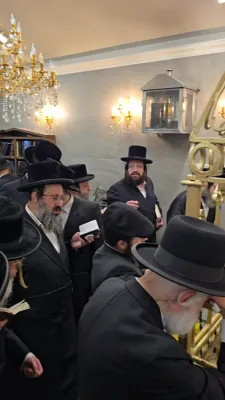 הגה"צ הרב ר' פנחס חיים גרינוואלד שליט"א, רב פאפא מאנסי, מיט א קבוצה פון חסידי פאפא מאנסי, וויילן א שבת קודש אין די הייליגע שטאט ליזענסק 