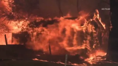 א וואלדפייער פארניכטעט א טאון אין קאליפארניע 