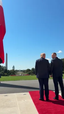 די מיליטערישע ערעפלאנען פליען העכער טראמפ און די פולישע פרעזידענט 