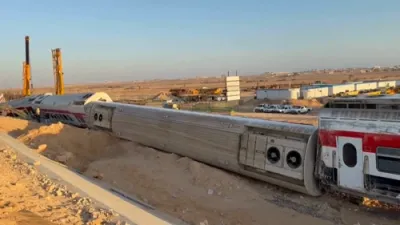 3 טויטע און 100 פארוואונדעטע נאך א באן איז אראפגעפארן פון די שינעס אין עגיפטן