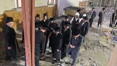 כ"ק אדמו"ר מסאטמאר שליט"א באזוכט ביי די בוי ארבעט אינעם גרויסן סאטמאר בית המדרש אין וויליאמסבורג
