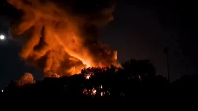 א פייער פארניכטעט געביידעס אין מיניאפעליס 