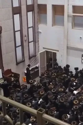 א' סליחות ביי כ"ק אדמו"ר מפשעווארסק שליט"א 