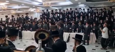 מצוה טאנץ פון כ"ק אדמו"ר מקוידינוב שליט"א ביי א חתונה פון א אייניקל 