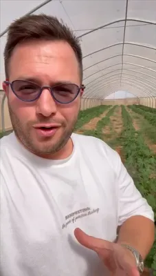 הרה"ג ר' פנחס פאדווא שליט"א גאב"ד קהילת שומרי הדת אין אנטווערפן און רב דמערכת הכשרות המהודרת חוג חתם סופר פתח תקוה ביי א באזוך אין ארה"ק צו מיטהאלטן די השגחה און הידורים פון די נאנט