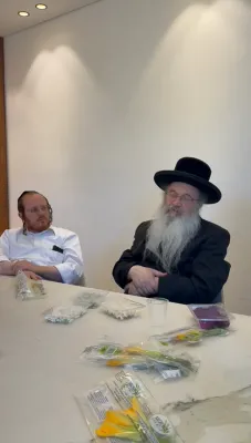 הרה"ג ר' פנחס פאדווא שליט"א גאב"ד קהילת שומרי הדת אין אנטווערפן און רב דמערכת הכשרות המהודרת חוג חתם סופר פתח תקוה ביי א באזוך אין ארה"ק צו מיטהאלטן די השגחה און הידורים פון די נאנט