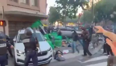 ברעיקינג: מאסן פראטעסטן ברעכן אויס קעגן מאקראן אין פראנקרייך.