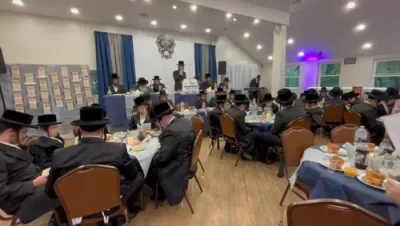 פייערליכע סיום מסכת סוכה אפגעראכטן ברוב פאר והדר דורך די חשוב'ע בחורי חמד פון "ישיבת היכל התלמוד" בראשות הרב יואל ביטמאן שליט"א