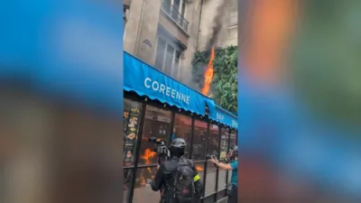 פראטעסטירער  אין פאריז ביים אינטערצינדן פייערן 