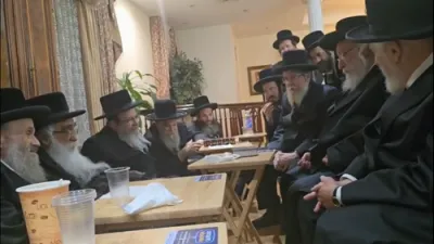  האדמורי"ם מליסקא, וויען ,חוסט בניחום אבלים אצל הגה"צ רבי אלטר אליעזר הורוויץ שליט"א אב"ד אגודת ישראל ב"פ  והרבנים מבית אהרן פאלטישאן, מאגרוב און פאלטישאן סקווירא פלעטבוש שליט"א