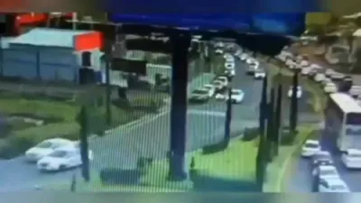 8 מענטשן זענען טויט אין מעקסיקא ווען א באן האט דורכגעפארן א באס