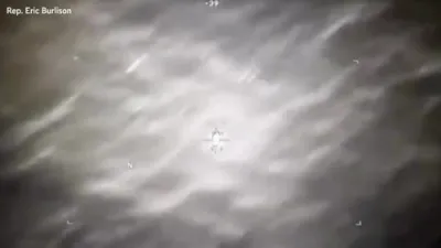 א ליעקט ווידעא וועלכע איז געוויזן געווארן פאר קאנגרעס ווייזט ווי אמעריקאנע מיליטערישע פליגער באמבאדירט א UFO 