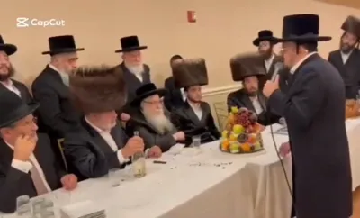 ליפא שמעלצער גראמט אויס כ"ק אדמו"ר מצאנז קלויזנבורג שליט"א ביי א חתונה לבן אחד מחסידיו 
