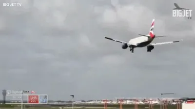 זעהט: מערקעוודיגע ווידעא ווי פליגערס וועלכע ווילן לאנדן אין היטרו לופטפעלד דארפן זיך צוריק אויפהייבן צוליב די שווערע ווינטן אין די טעג אין לאנדאן