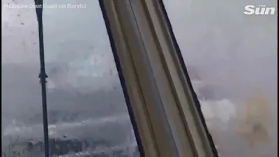 כינעזע מיליטערשיע שיף שיסט וואסער קענאנען אויף א פיליפינער שיף 