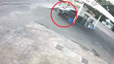 מאן לעבט איבער א קאר קרעש אין גאז סטאנציע אין נעברעסקא 