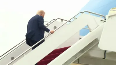 טראמפ אויפן וועג קיין אריזאנע צום באגרעבענישט צערעמאניע פון טשארלי קירק 