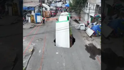 סצענע ווי א טראק האט איינגעזינקן אין א לאך אין מעקסיקאו סיטי