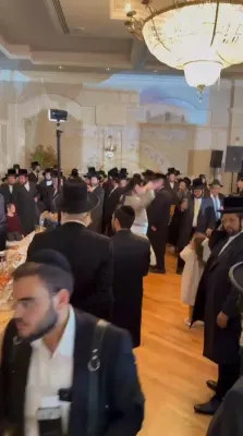 ניקלשבורג'ע רבי איז משמח נעכטן ביי א בר מצוה