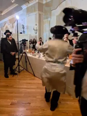 ניקלשבורג'ע רבי איז משמח נעכטן ביי א בר מצוה