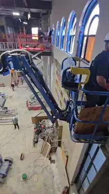 א בליק אויף די אנגייענדע בוי ארבעט אין בית המדרש הגדול ד'סאטמאר אויף ראדני סטריט 