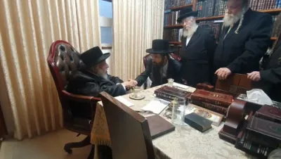 כ"ק אדמו"ר מזועהיל באזוכט ביי כ"ק אדמו"ר מקאפיטשניץ שליט"א 