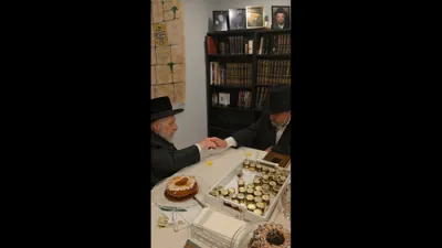  כ"ק אדמו"ר מליסקא שליט"א אויף א באזוך  אין טאמס ריווער לקראת די הייליגע טעג אין שטוב פון הרה"ח ר' שלמה עהרנטאל הי"ו