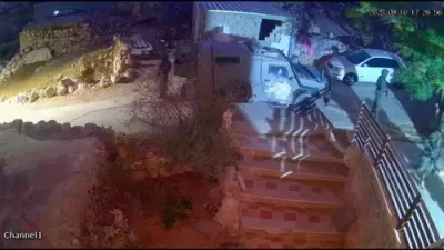 מדנ"י מיליטער גייען אריין אין א הויז נאך א אטאקע אויף עס