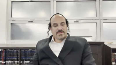 א הערליכע מעשה פון הוצאת הדיבוק ביים הייליגן חפץ חיים זי"ע - דורך הרב אליהו שווארץ ביים שיעור פון עמוד היומי דרשו - פסחים דף לא ע"א