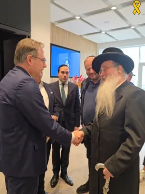 הרהה"ג ר' פנחס פאדווא שליט"א גאב"ד קהילת שומרי הדת אין אנטוורפן אין רב הראשי פון אנטוורפן ביים זיך טרעפן מיט די פריים מיניסטער פון בלגיה אין די אימאם פון פראנקרייך ביי א קאנפערענץ אקעגן אנטיסעמיטיזם