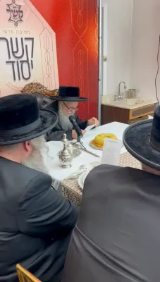 כ"ק מרן אדמו"ר מסערדאהעלי שליט"א ביים זאגן א ספעציעלע תפילה לפרנסה אינאיינעם מיט די נגידי ותומכי המוסדות ביים מעמד קשר יסוד לטובת ישיבת סערדאהעלי