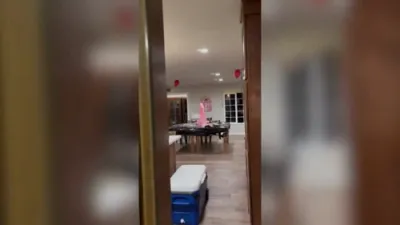 א בער האט זיך באקוועם געמאכט ביי א פארטי אין קאליפארניע 