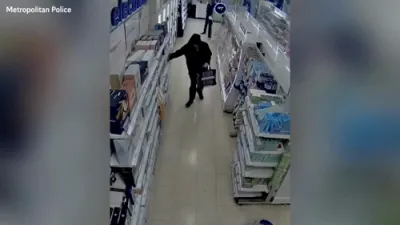 מאן וועלכע האט געגנבעט מער ווי 100 טויזענט פונט ווערט ארעסטירט געווארן אין ענגלאנד 