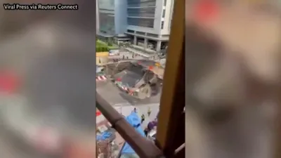 סצענע ווי א ריזיגע לאך האט זיך געעפענט אין די ערד אין בענגקאנג 