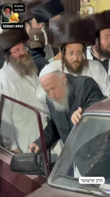 הרה"צ  רבי משה קרעמער שליט"א ביים ארויסקומען פון אהל הקדוש אין אומאן ערב ראש השנה 